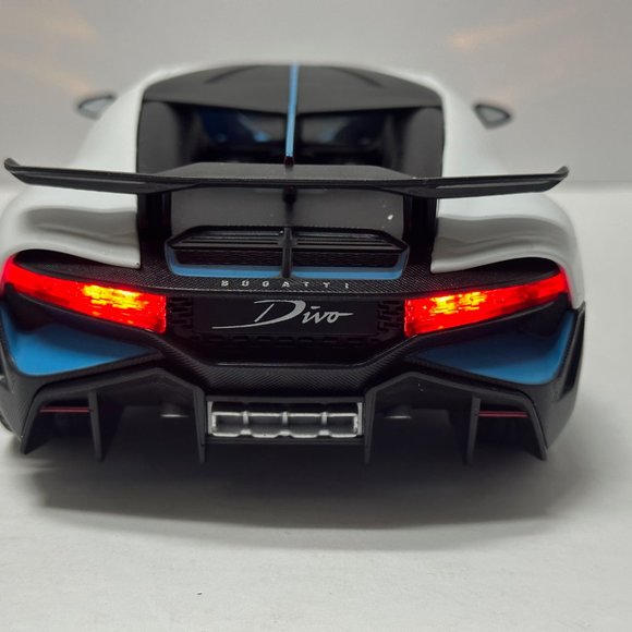 1:18 Bugatti Divo Metal Diecast With LED headlight & Taillight White - Picture 11 of 12